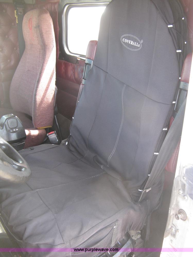 image for item J2767 2004 Kenworth T800 semi truck