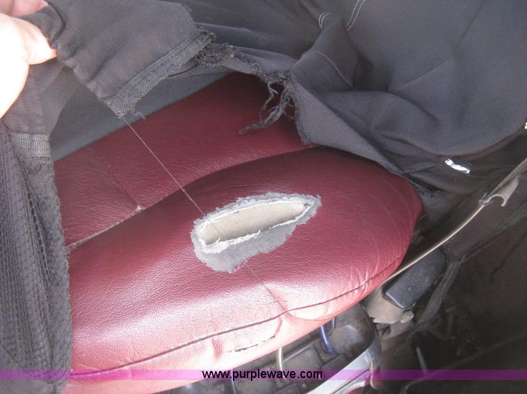 image for item J2767 2004 Kenworth T800 semi truck