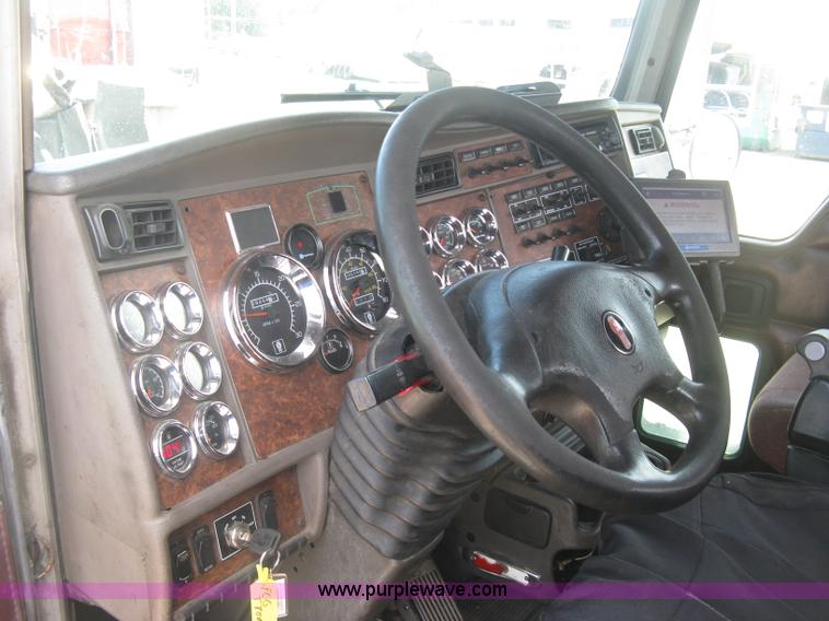 image for item J2767 2004 Kenworth T800 semi truck