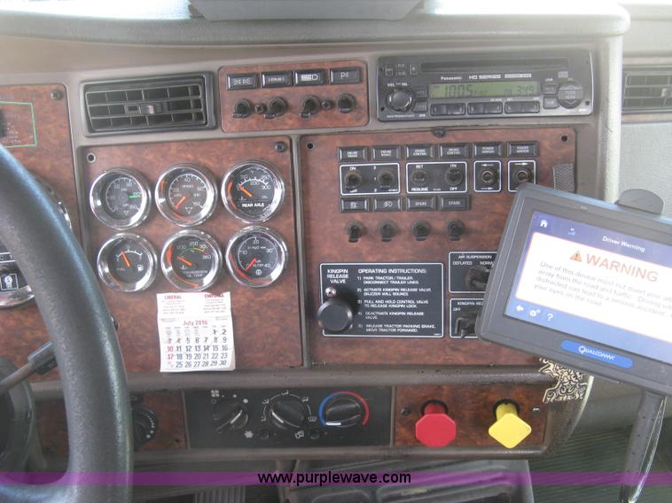 image for item J2767 2004 Kenworth T800 semi truck