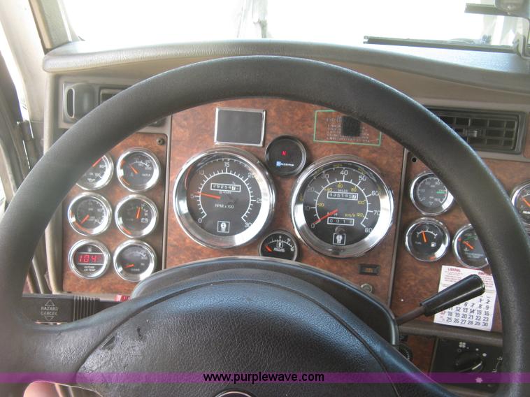 image for item J2767 2004 Kenworth T800 semi truck