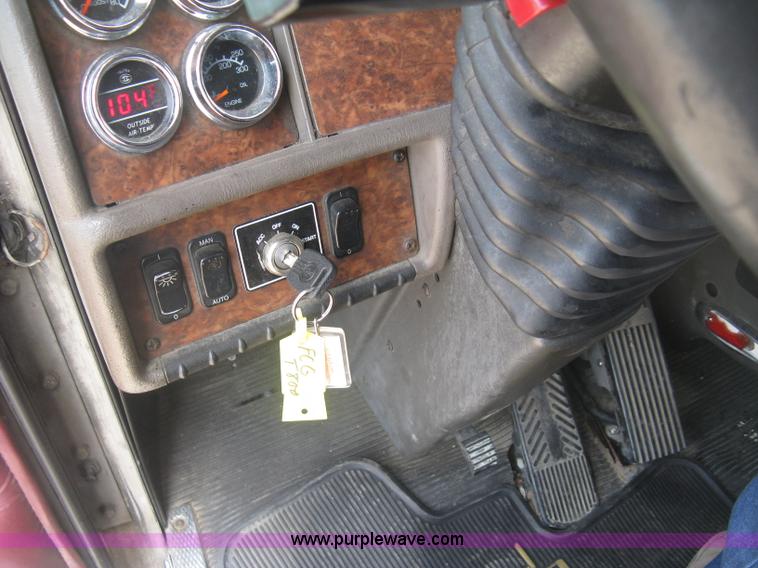 image for item J2767 2004 Kenworth T800 semi truck