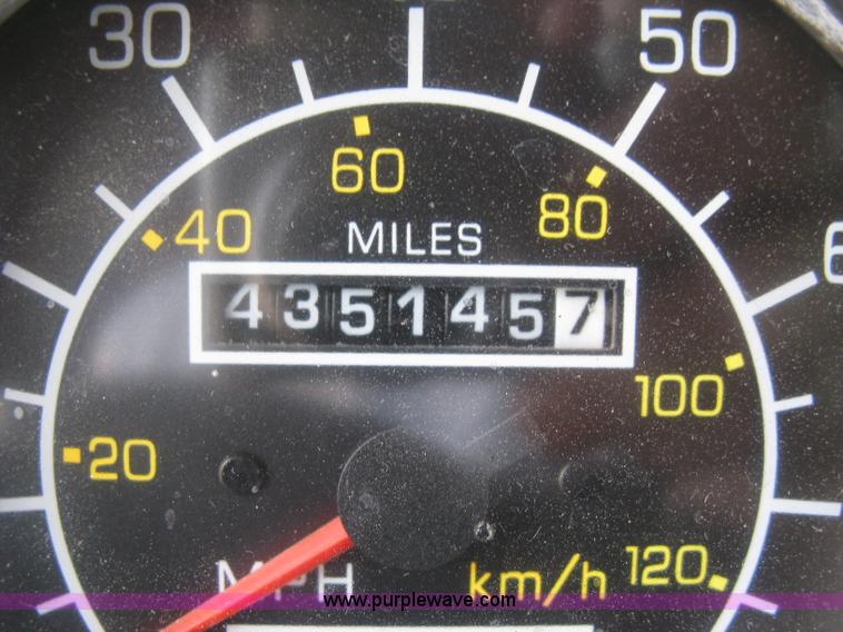 image for item J2767 2004 Kenworth T800 semi truck