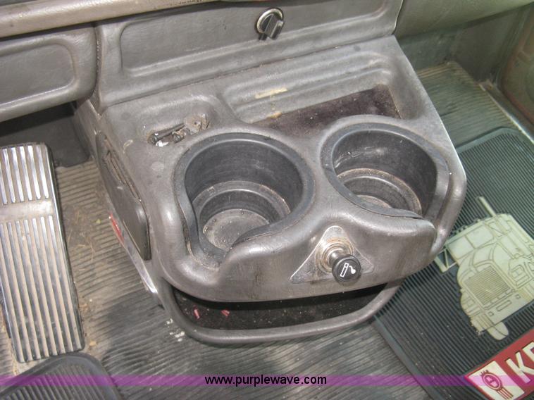 image for item J2767 2004 Kenworth T800 semi truck