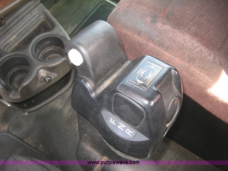 image for item J2767 2004 Kenworth T800 semi truck