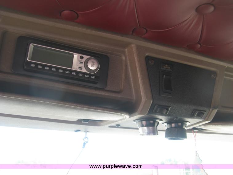 image for item J2767 2004 Kenworth T800 semi truck