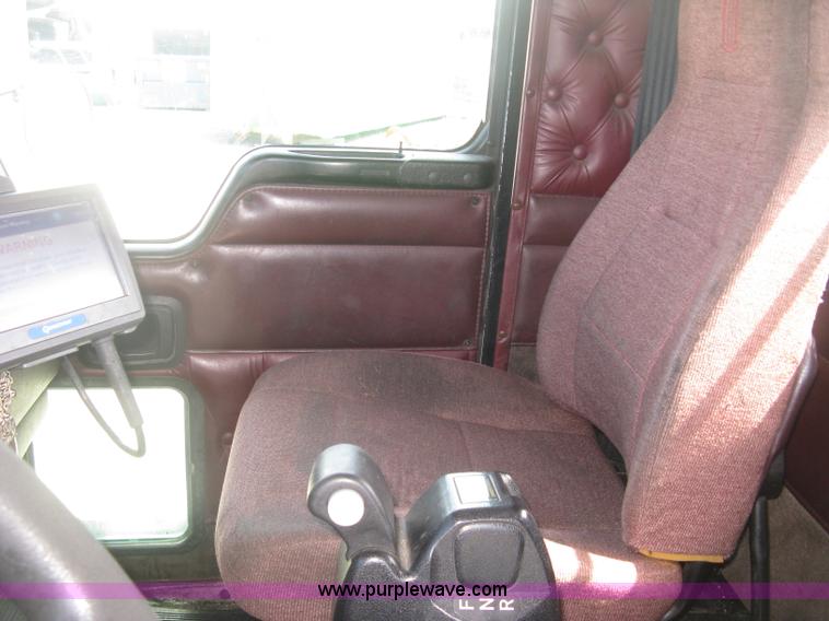 image for item J2767 2004 Kenworth T800 semi truck