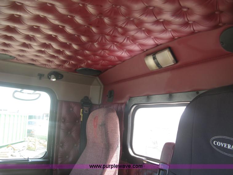 image for item J2767 2004 Kenworth T800 semi truck