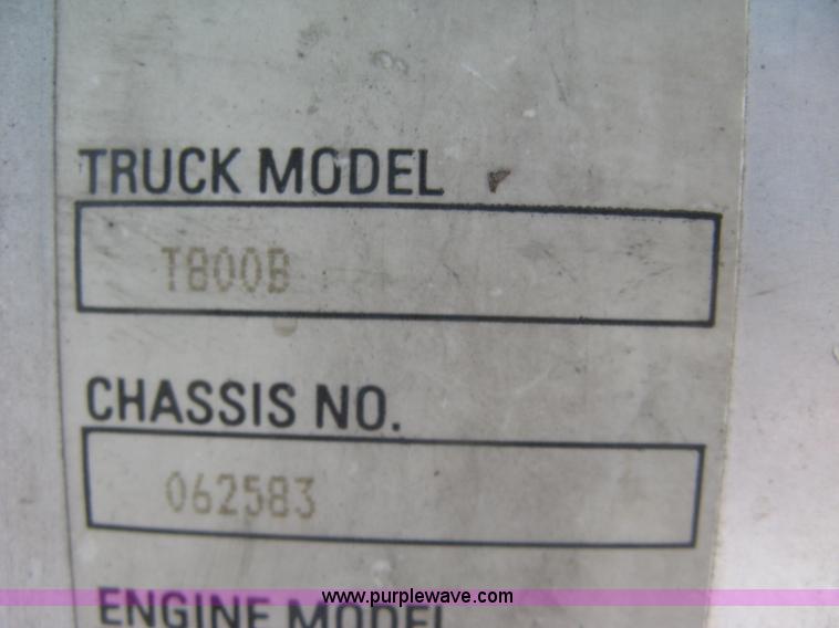 image for item J2767 2004 Kenworth T800 semi truck