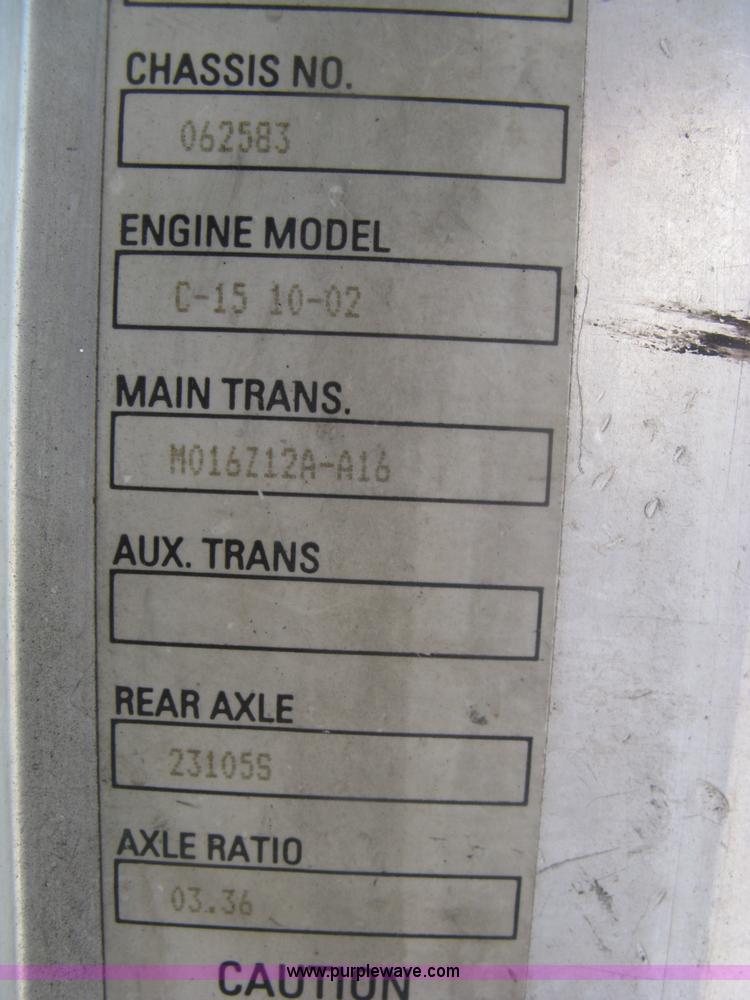 image for item J2767 2004 Kenworth T800 semi truck