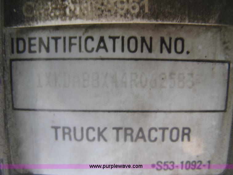 image for item J2767 2004 Kenworth T800 semi truck