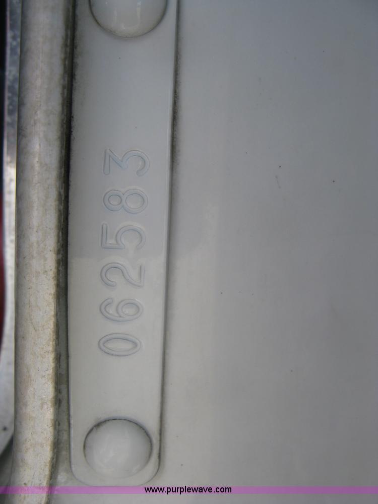 image for item J2767 2004 Kenworth T800 semi truck