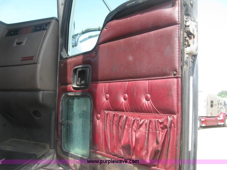 image for item J2767 2004 Kenworth T800 semi truck