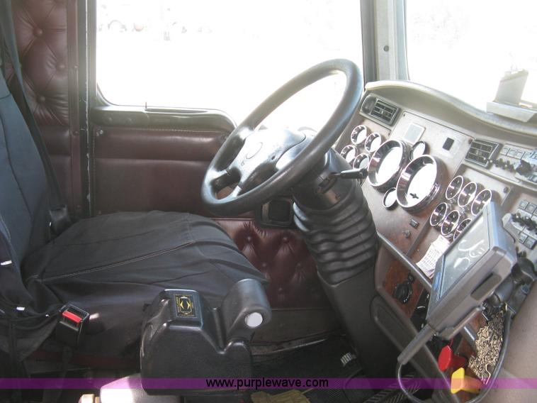 image for item J2767 2004 Kenworth T800 semi truck