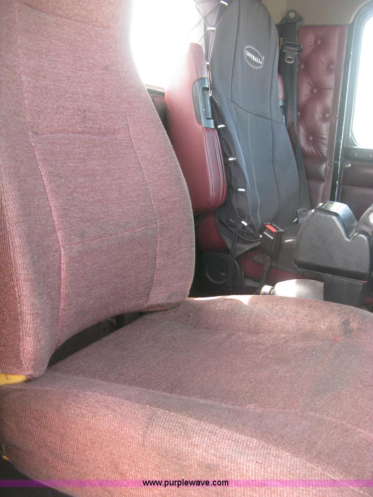 image for item J2767 2004 Kenworth T800 semi truck