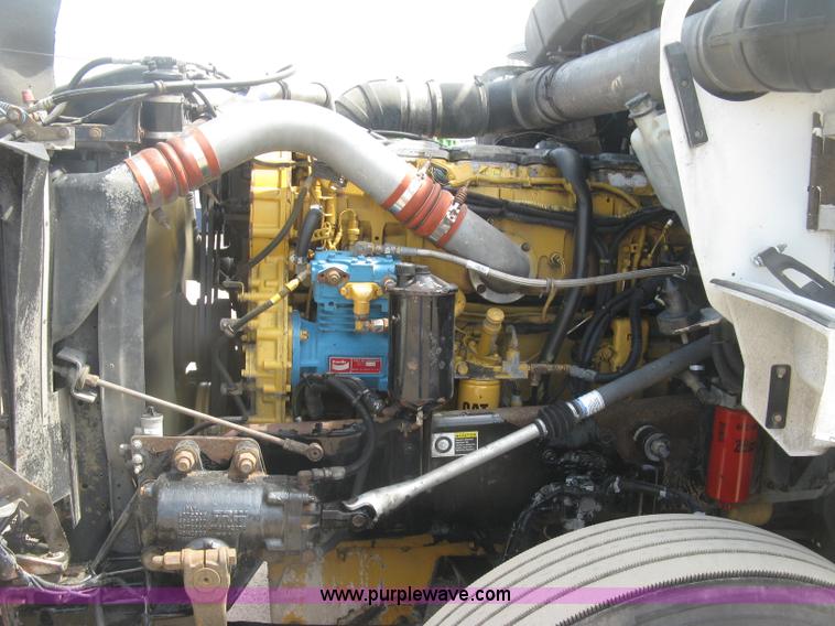 image for item J2767 2004 Kenworth T800 semi truck