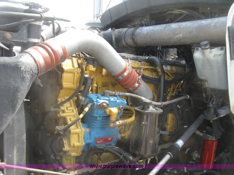 image for item J2767 2004 Kenworth T800 semi truck