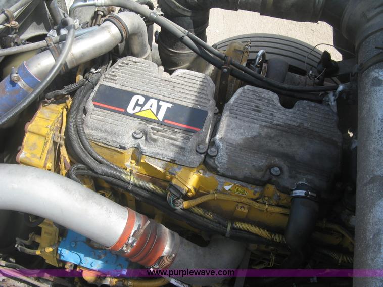 image for item J2767 2004 Kenworth T800 semi truck