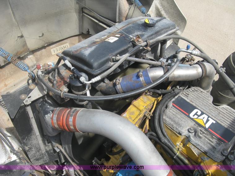 image for item J2767 2004 Kenworth T800 semi truck