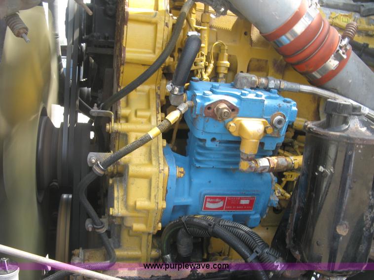 image for item J2767 2004 Kenworth T800 semi truck