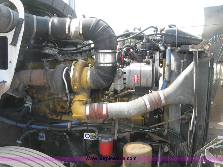 image for item J2767 2004 Kenworth T800 semi truck