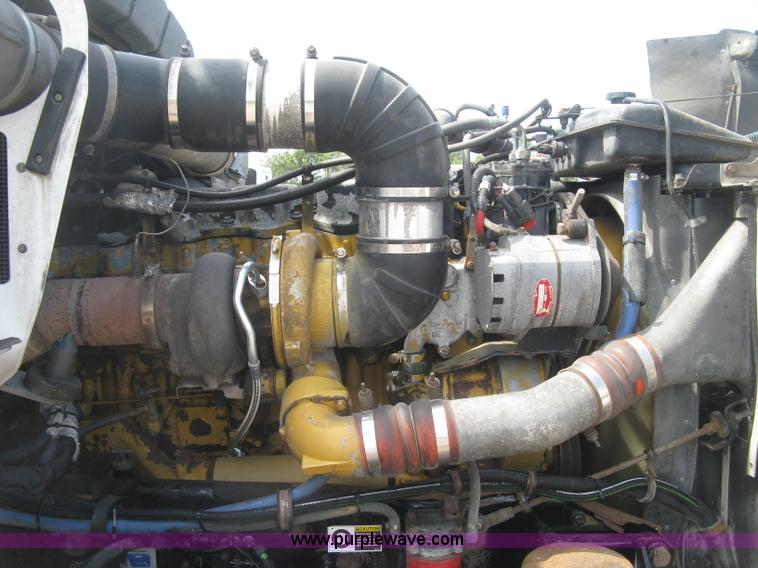 image for item J2767 2004 Kenworth T800 semi truck