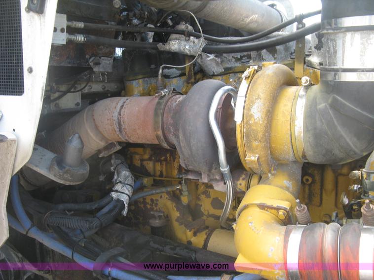 image for item J2767 2004 Kenworth T800 semi truck