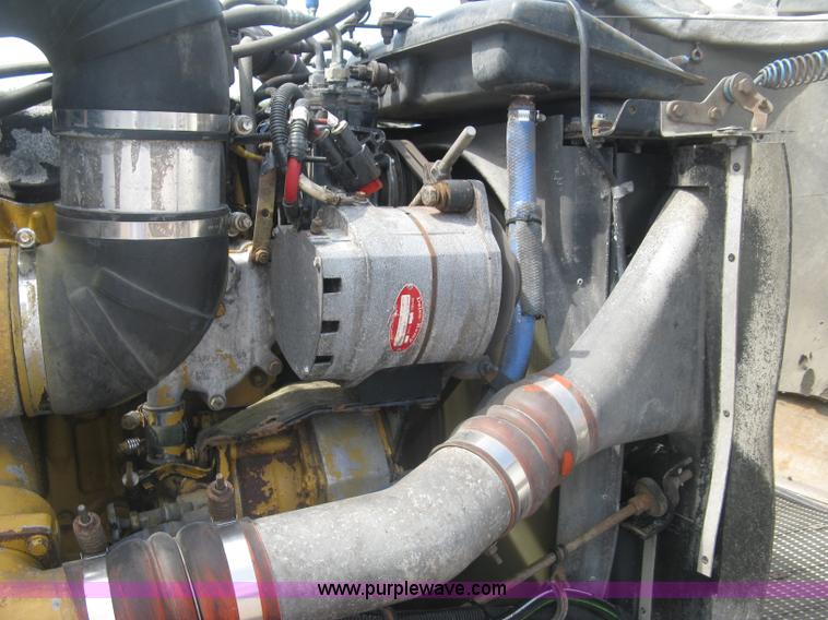 image for item J2767 2004 Kenworth T800 semi truck