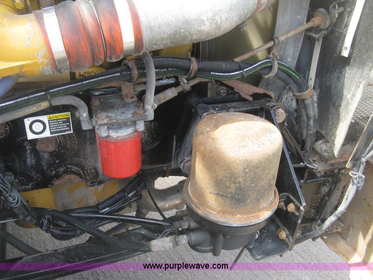 image for item J2767 2004 Kenworth T800 semi truck