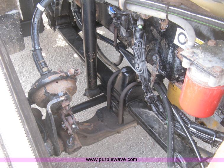 image for item J2767 2004 Kenworth T800 semi truck