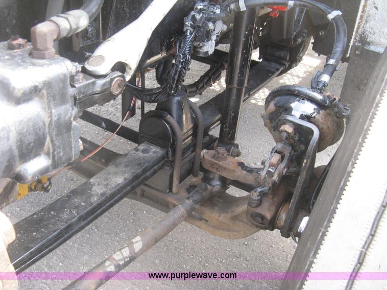 image for item J2767 2004 Kenworth T800 semi truck