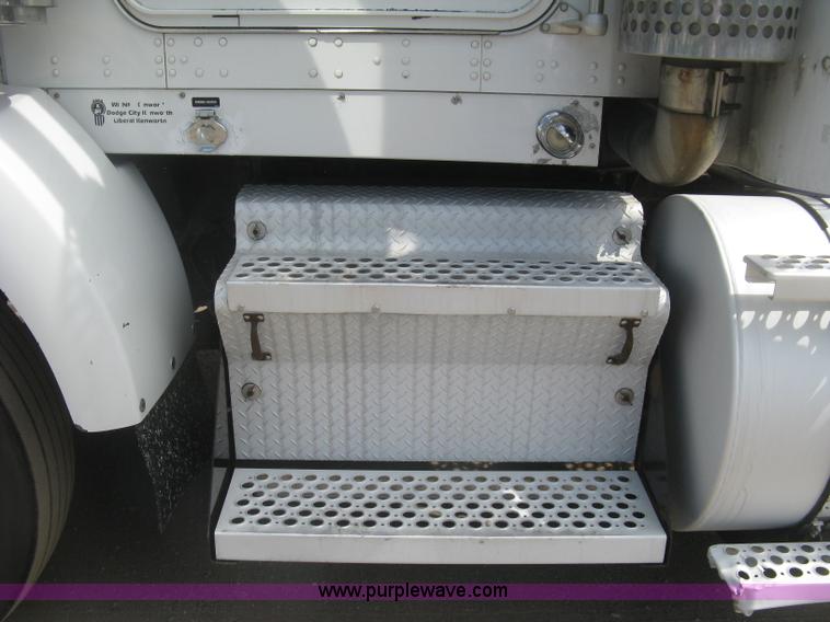 image for item J2767 2004 Kenworth T800 semi truck