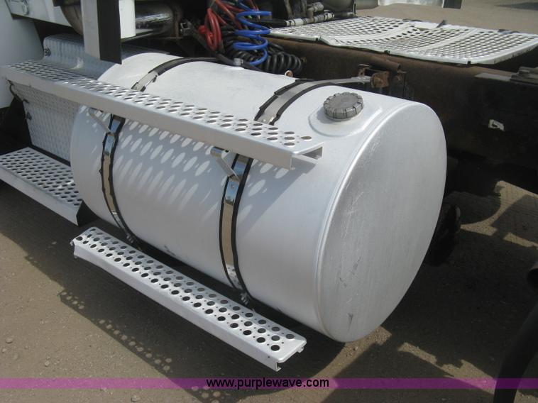 image for item J2767 2004 Kenworth T800 semi truck