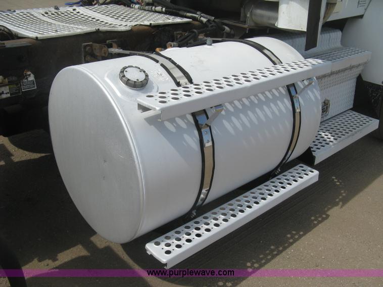 image for item J2767 2004 Kenworth T800 semi truck