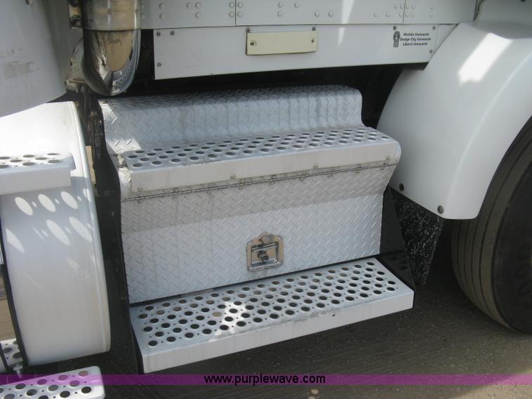 image for item J2767 2004 Kenworth T800 semi truck