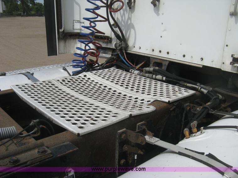 image for item J2767 2004 Kenworth T800 semi truck