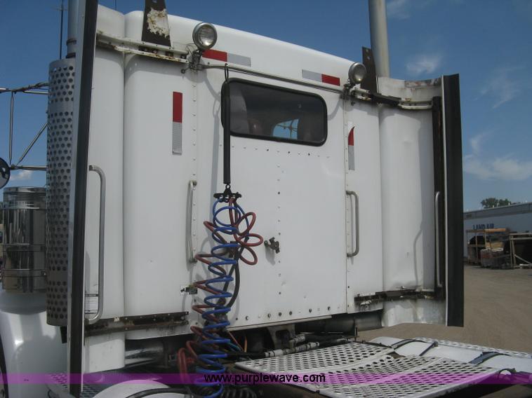 image for item J2767 2004 Kenworth T800 semi truck