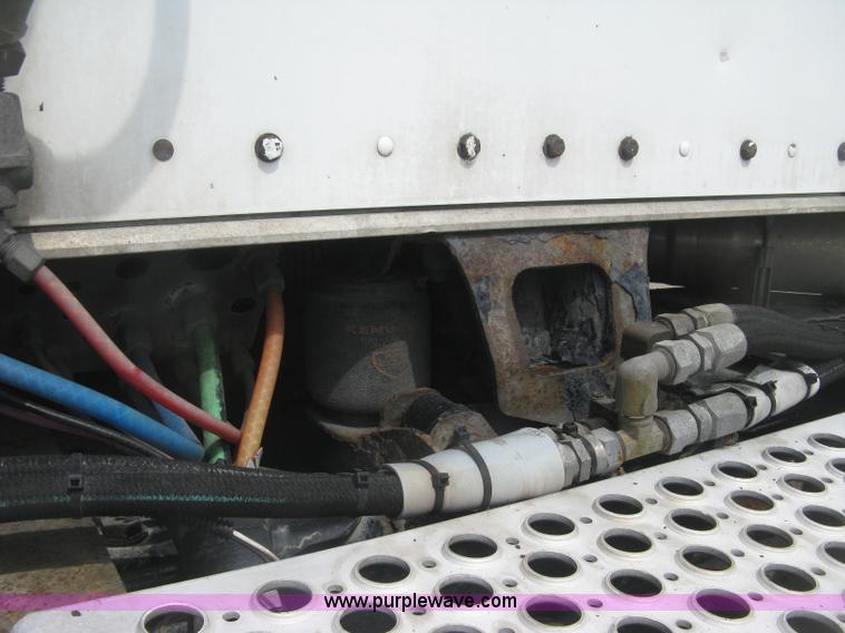 image for item J2767 2004 Kenworth T800 semi truck