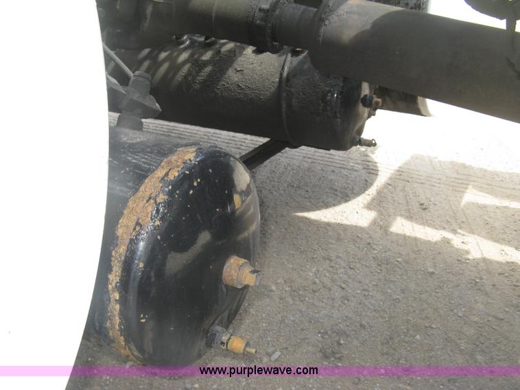 image for item J2767 2004 Kenworth T800 semi truck