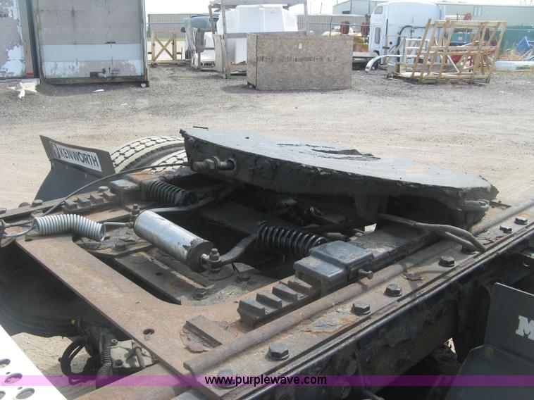 image for item J2767 2004 Kenworth T800 semi truck