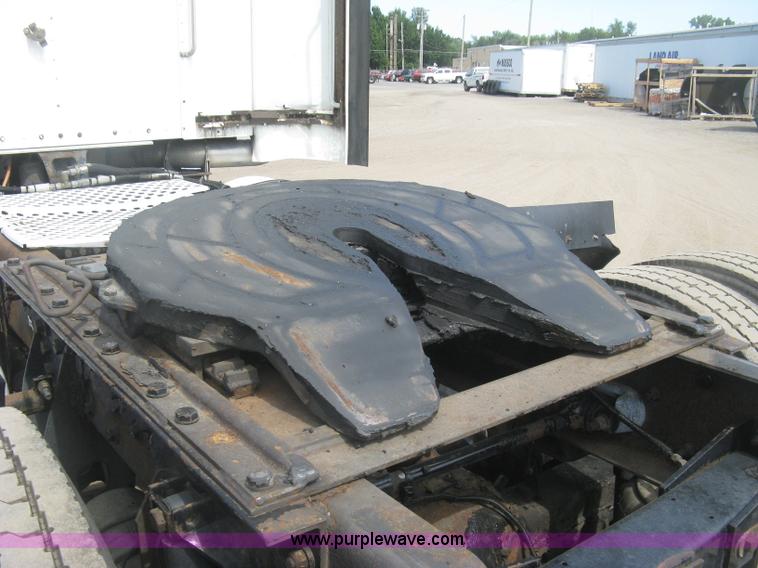 image for item J2767 2004 Kenworth T800 semi truck