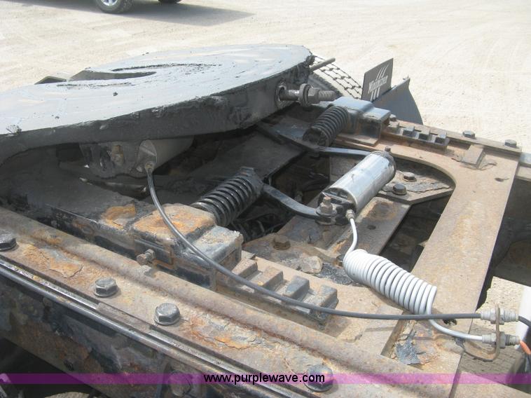 image for item J2767 2004 Kenworth T800 semi truck