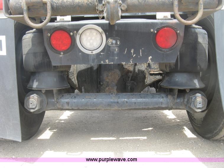 image for item J2767 2004 Kenworth T800 semi truck