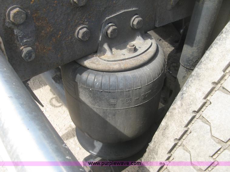 image for item J2767 2004 Kenworth T800 semi truck