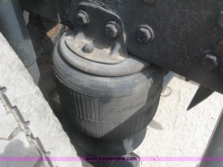 image for item J2767 2004 Kenworth T800 semi truck