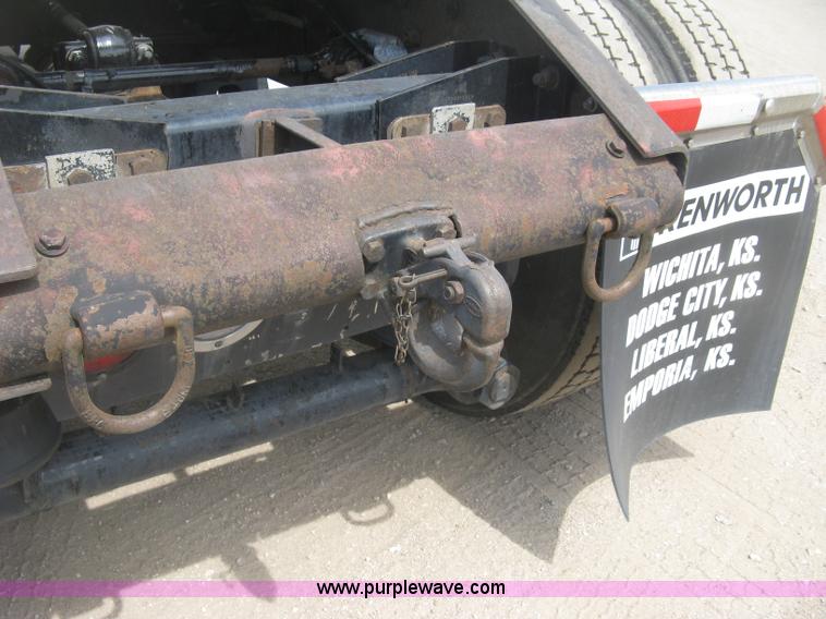 image for item J2767 2004 Kenworth T800 semi truck