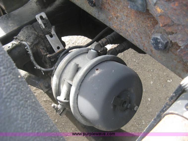 image for item J2767 2004 Kenworth T800 semi truck