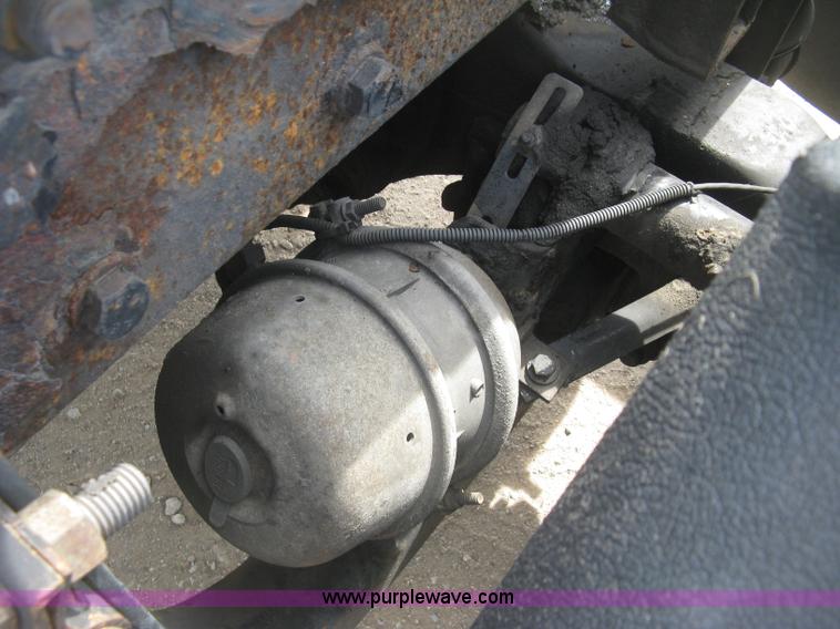 image for item J2767 2004 Kenworth T800 semi truck