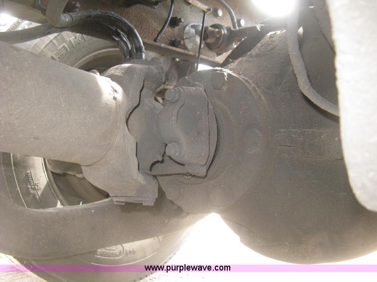 image for item J2767 2004 Kenworth T800 semi truck