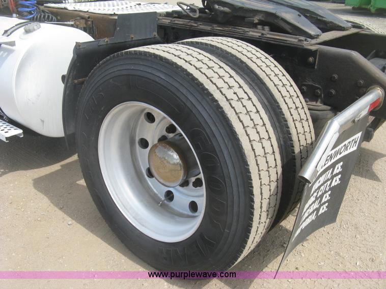 image for item J2767 2004 Kenworth T800 semi truck